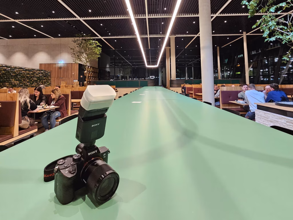 Event-Setup: Kamera mit Aufsteckblitz im Restaurant, Gäste im Hintergrund