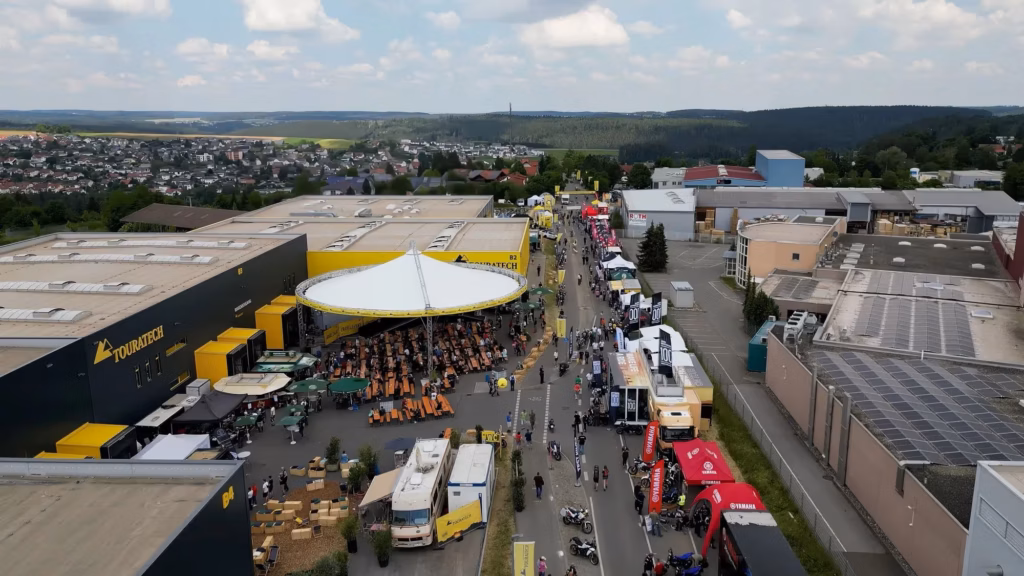 Drohnenaufnahme des Touratech Travel Events in Niedereschach – großes Motorrad-Event mit Ausstellern, Foodtrucks und Besuchern