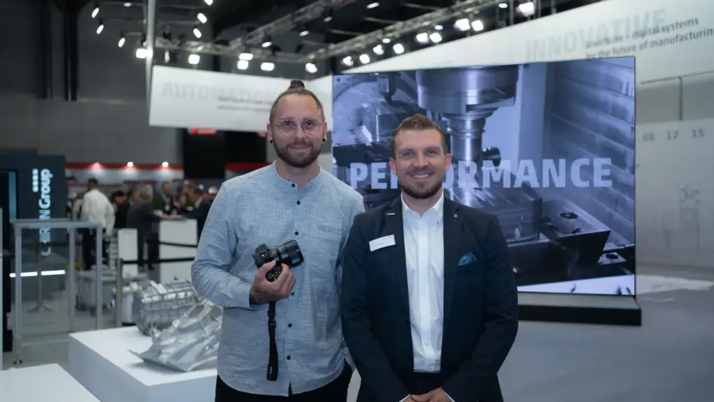 Fotograf Christian Meßner und Marius Griesser von der CHIRON Group auf der AMB Stuttgart