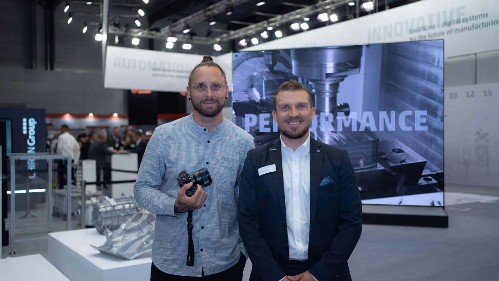 Fotograf Christian Meßner mit Ansprechpartner am Industriemessestand