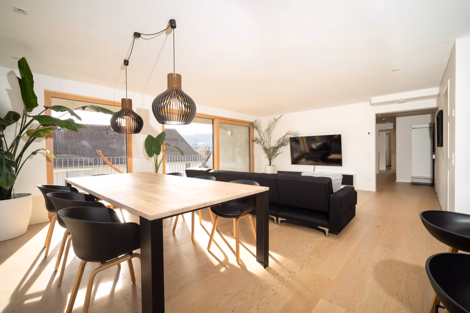 Hochwertig ausgestatteter Wohn- und Essbereich mit Designküche – Immobilienfotografie von Christian Meßner