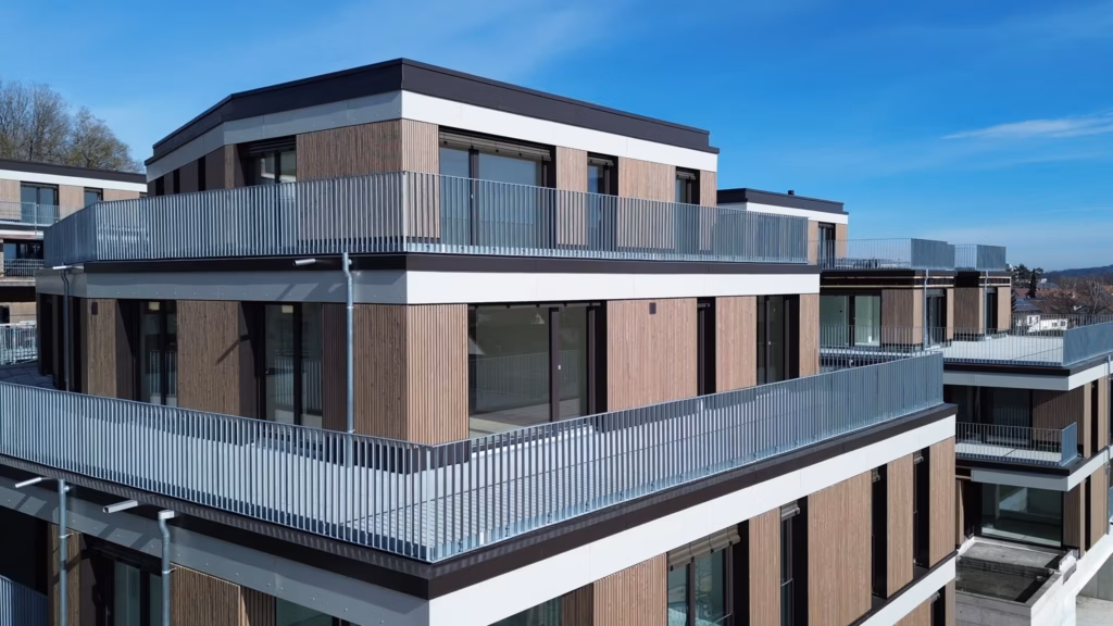 Moderne Immobilienfotografie: stilvolle Mehrfamilienhäuser mit Holzverkleidung und klarer Architektur in Rottweil