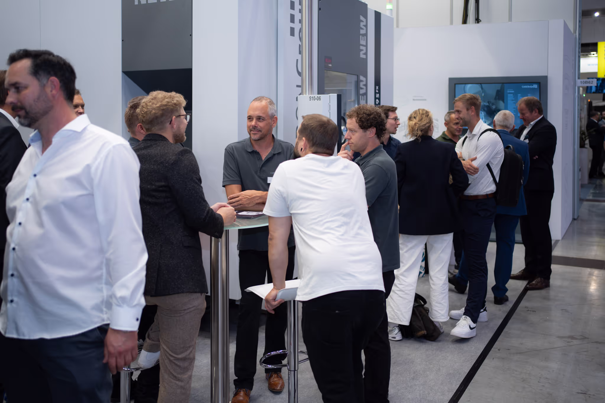Messereportage beim Open House Chiron 2024: Besucher im Gespräch am Messestand
